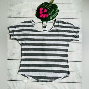 Daytrip Buckle Women’s Grey White Striped Cut Out Back Short Sleeve Knit Top S
